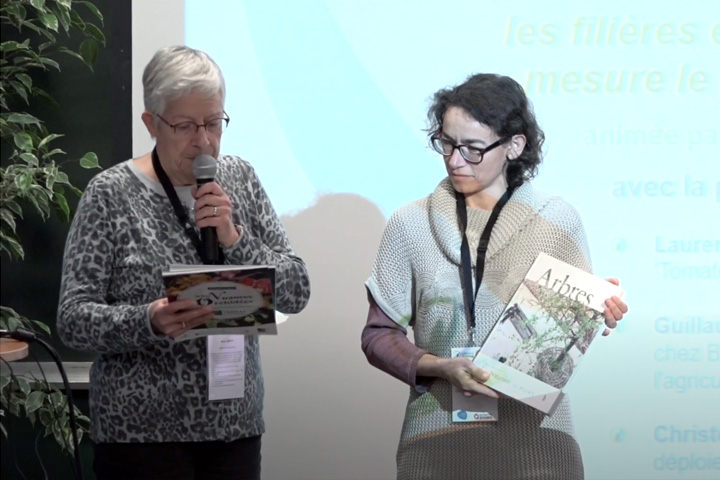 Remise du Prix Poster lors de la 10e édition par Noëlle Dorion, professeure émérite de l'Institut Agro Rennes-Angers et membre de l'académie d'Agriculture de France