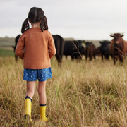 Fillette dans un champ avec des vaches